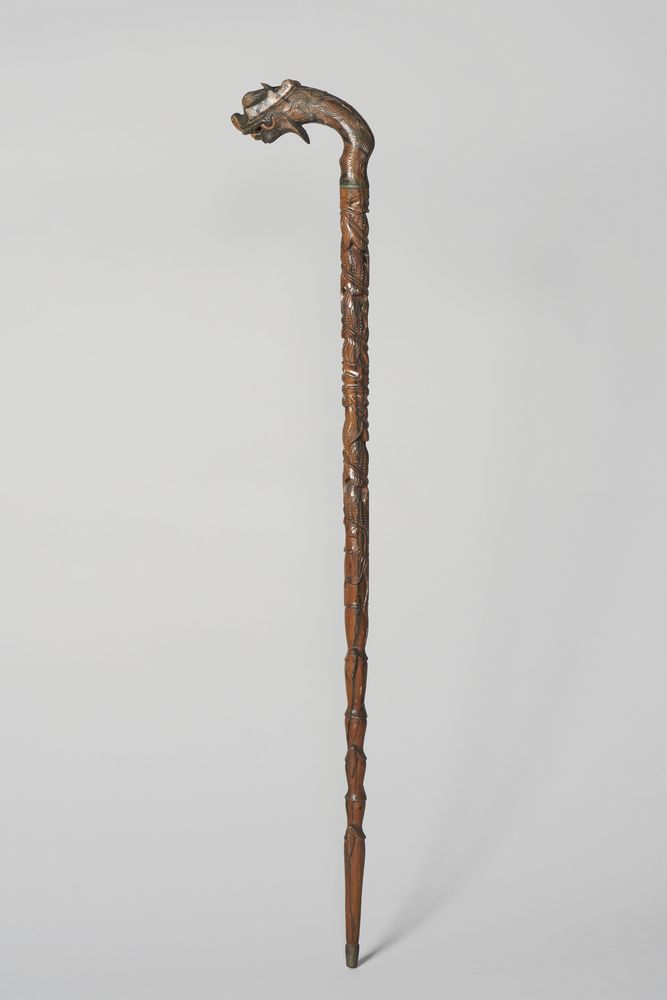 越南民間僑領贈送龍形柺杖